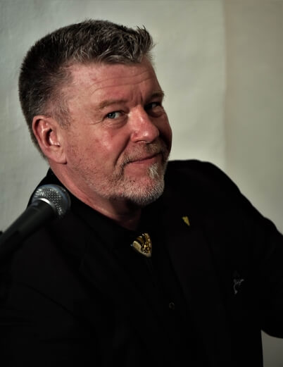 Bild på Håkan Persson sjungandes med kontrabas. Gospel och country.